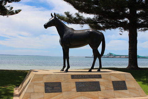 Makybe Diva Statue - Accommodation Newcastle 0