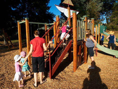 Les Stone Park - Accommodation Newcastle 0