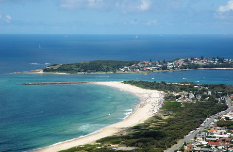 Blacksmiths Beach - Accommodation Newcastle 1