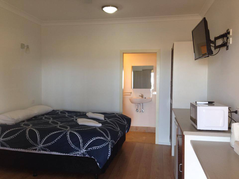 Pine Beach Hotel-Motel - Accommodation Newcastle 5