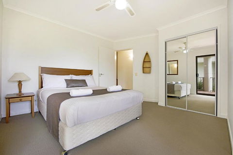 Whale Watch Ocean Beach Resort - Accommodation Newcastle 2