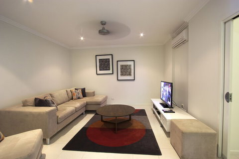 Island Views - Accommodation Newcastle 3