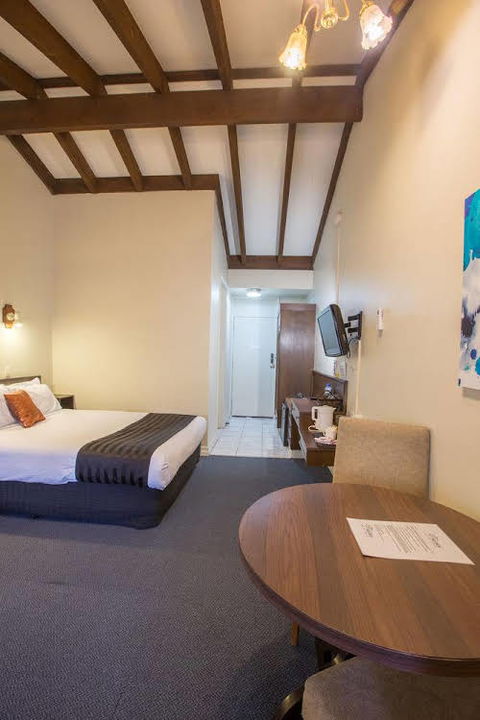 Econo Lodge Hacienda International - Accommodation Newcastle 4
