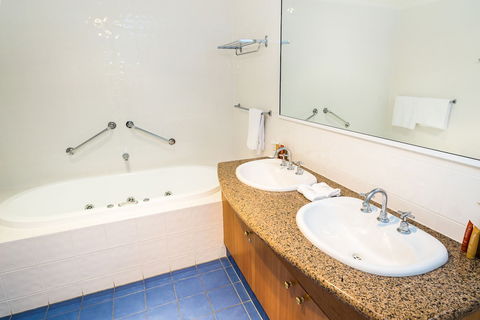 Edgewater Hotel - Accommodation Newcastle 6