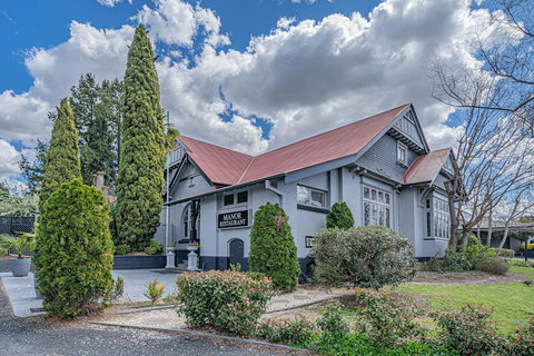 Cotswold Gardens - Accommodation Newcastle 6