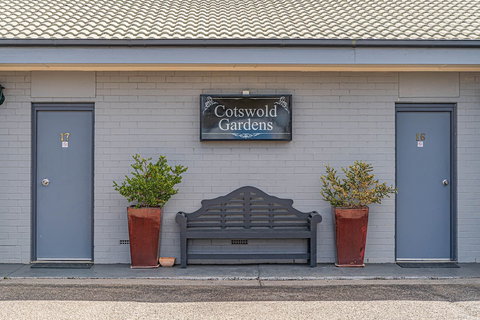Cotswold Gardens - Accommodation Newcastle 2