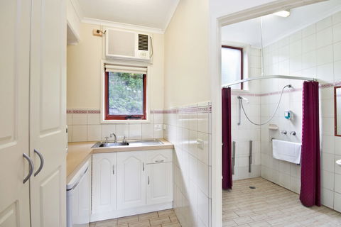 Lorne Coachman Inn - Accommodation Newcastle 3