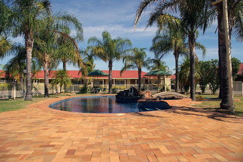 Pines Country Club Motor Inn - Accommodation Newcastle 2