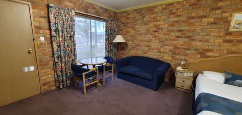 Pines Country Club Motor Inn - Accommodation Newcastle 4