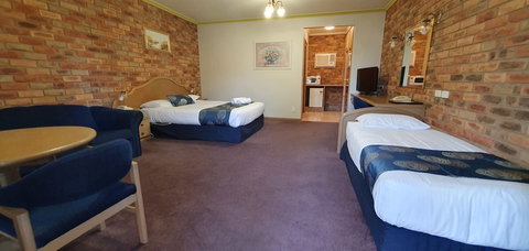 Pines Country Club Motor Inn - Accommodation Newcastle 5