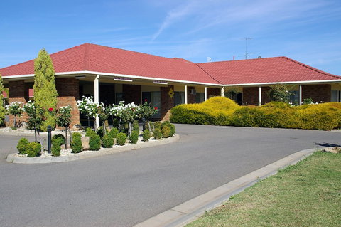Pines Country Club Motor Inn - Accommodation Newcastle 3
