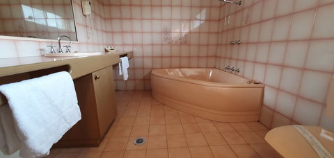 Pines Country Club Motor Inn - Accommodation Newcastle 6