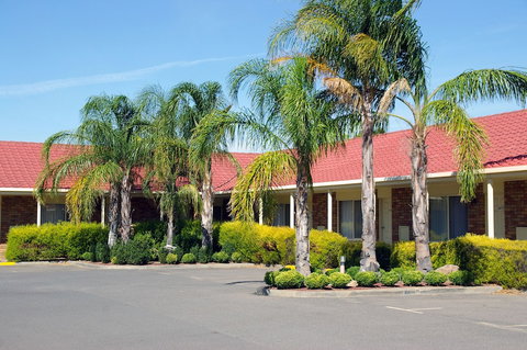 Pines Country Club Motor Inn - Accommodation Newcastle 0