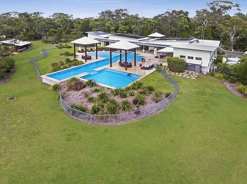 Beach Road Holiday Homes - Accommodation Newcastle 2