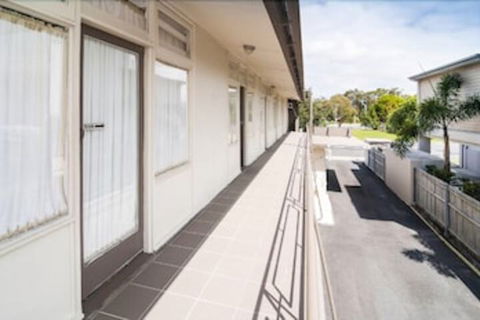 Golden Shores Airport Motel - Accommodation Newcastle 1