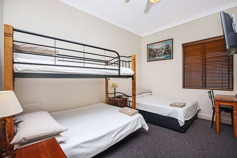 Ashfield Manor - Accommodation Newcastle 5