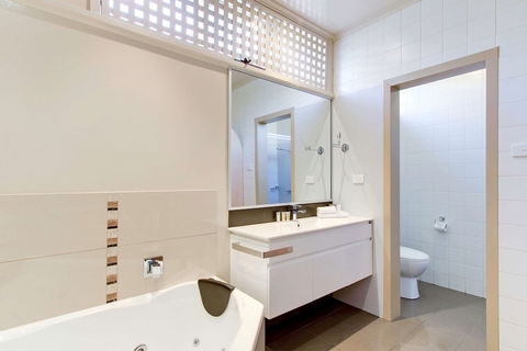 Comfort Inn & Suites Lakes Entrance - Accommodation Newcastle 4