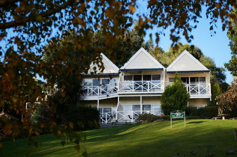 Lake House Daylesford - Accommodation Newcastle 0