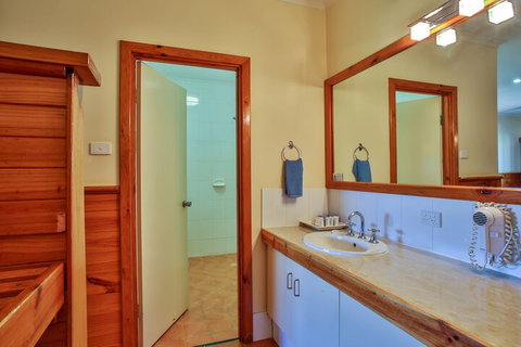 Kimberley Hotel Halls Creek - Accommodation Newcastle 6