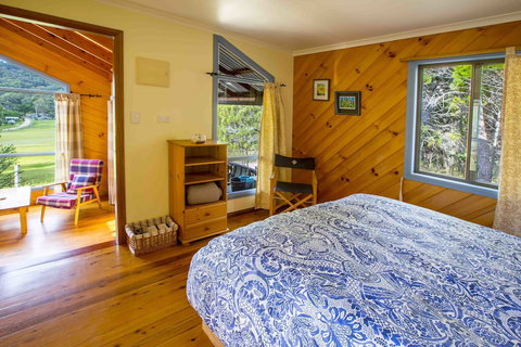 Wisteria Cottage And Cabins - Accommodation Newcastle 5