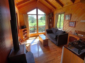 Wisteria Cottage And Cabins - Accommodation Newcastle 3