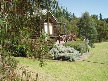 Wisteria Cottage And Cabins - Accommodation Newcastle 2