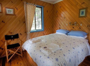 Wisteria Cottage And Cabins - Accommodation Newcastle 6