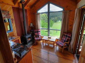 Wisteria Cottage And Cabins - Accommodation Newcastle 4