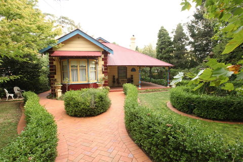 Varenna - Accommodation Newcastle 0