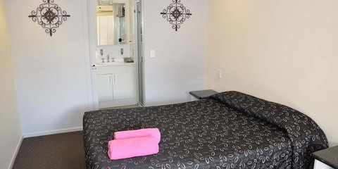 Warwick Motor Inn - Accommodation Newcastle 3