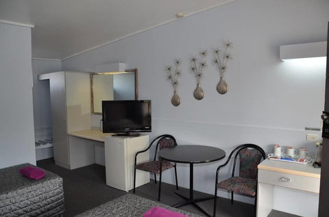 Warwick Motor Inn - Accommodation Newcastle 2