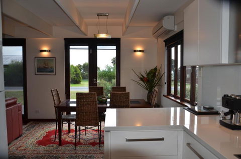 Yolla Beach House - Accommodation Newcastle 1