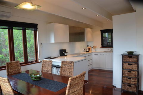 Yolla Beach House - Accommodation Newcastle 6