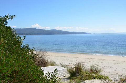 Yolla Beach House - Accommodation Newcastle 3