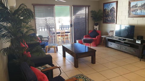A City Retreat 2BR Apartment Reid Park Townsville - Accommodation Newcastle 5