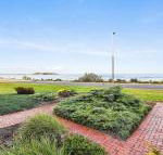 By The Sea Franklin Beachfront Apartment WiFi - Accommodation Newcastle