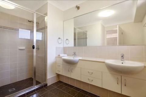Coolum Villas - Accommodation Newcastle 3