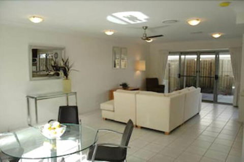 Coolum Villas - Accommodation Newcastle 2