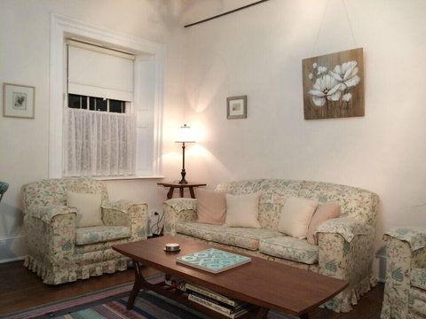 Surgeons Cottage - Accommodation Newcastle 4