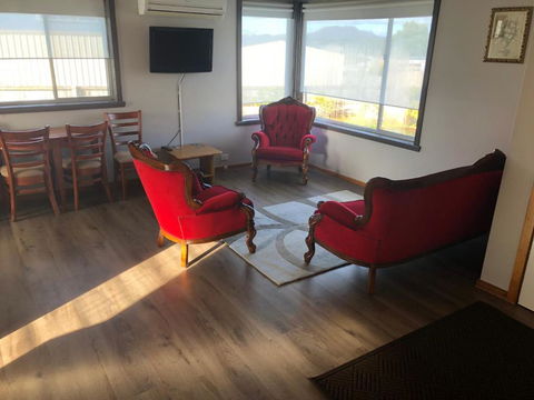 Waratah Falls Holiday Unit - Accommodation Newcastle 6