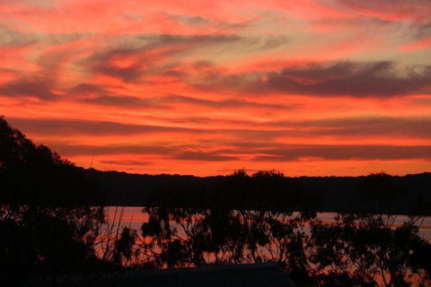 A Lakehouse Escape - Accommodation Newcastle 5