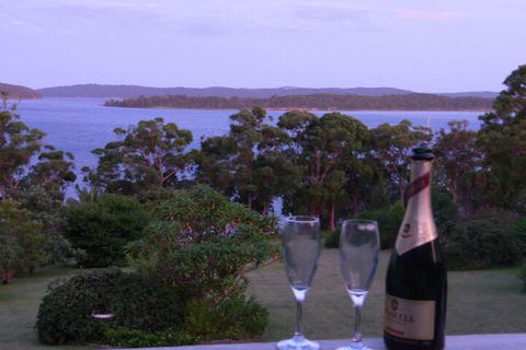 A Lakehouse Escape - Accommodation Newcastle 7