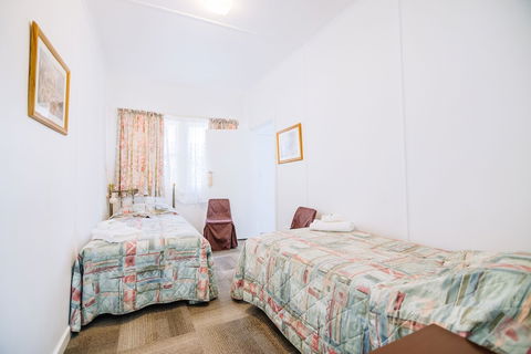 Warburton Lodge - Accommodation Newcastle 4
