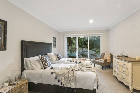 Lakes Edge - Accommodation Newcastle 0
