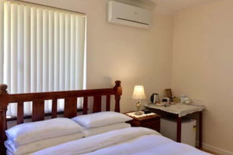The Royal Dolphin B&B In Safety Bay - Accommodation Newcastle 0