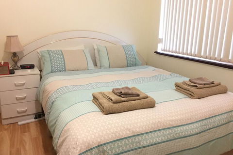 The Royal Dolphin B&B In Safety Bay - Accommodation Newcastle 3