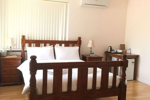 The Royal Dolphin B&B In Safety Bay - Accommodation Newcastle 6