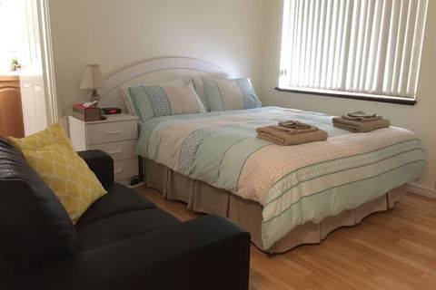 The Royal Dolphin B&B In Safety Bay - Accommodation Newcastle 5