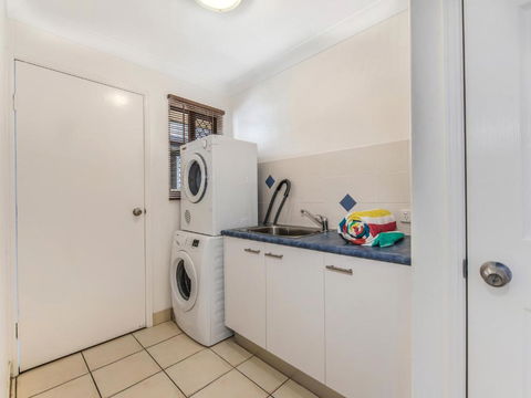 Coolum Waves Pet Friendly Holiday House - Accommodation Newcastle 4