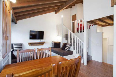 Gundy Lodge - Accommodation Newcastle 2